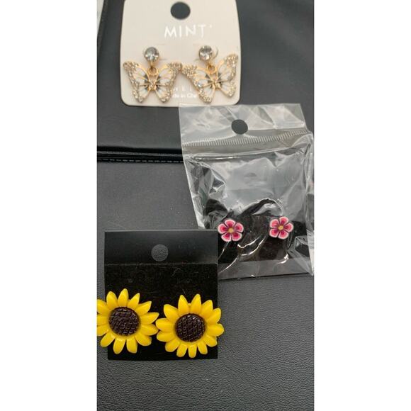 NWT Lot Of 3 Pairs Of Fun Pierced Earrings Flower & Butterflies - Picture 1 of 6